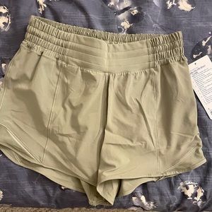 Lululemon HOTTY HOT High rise shorts 4”
